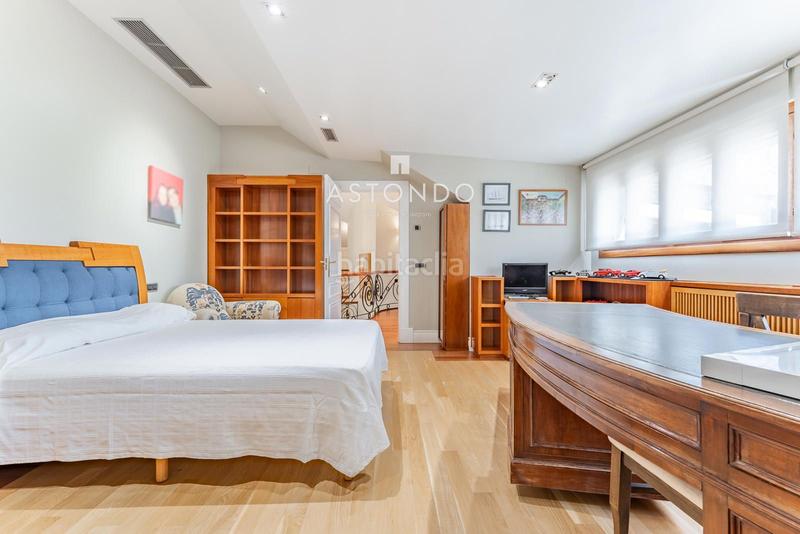 Foto f1f948e7-968e-4049-8b96-d51a4a45cb0d. Chalet  independiente con 6 habitaciones, 8 baños, garaje, piscina, zonas verdes se vende en conde orgaz en Madrid