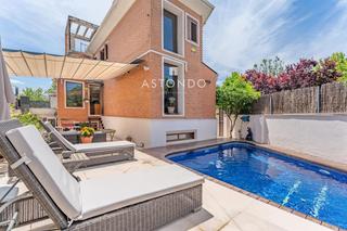 Casa adosada en Canillas. Chalet nico en venta de 288 m2 construidos, muy buen diseo y c
