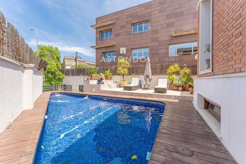 Foto 20692f06-bed1-4783-bad3-556f67b259ed. Reihenhaus mit heizung parking pool in Canillas Madrid