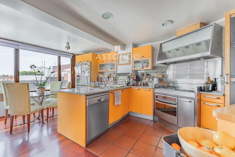 Foto 5999402f-e3a1-441a-b67e-d8da27d2cde9. Reihenhaus mit heizung parking pool in Canillas Madrid