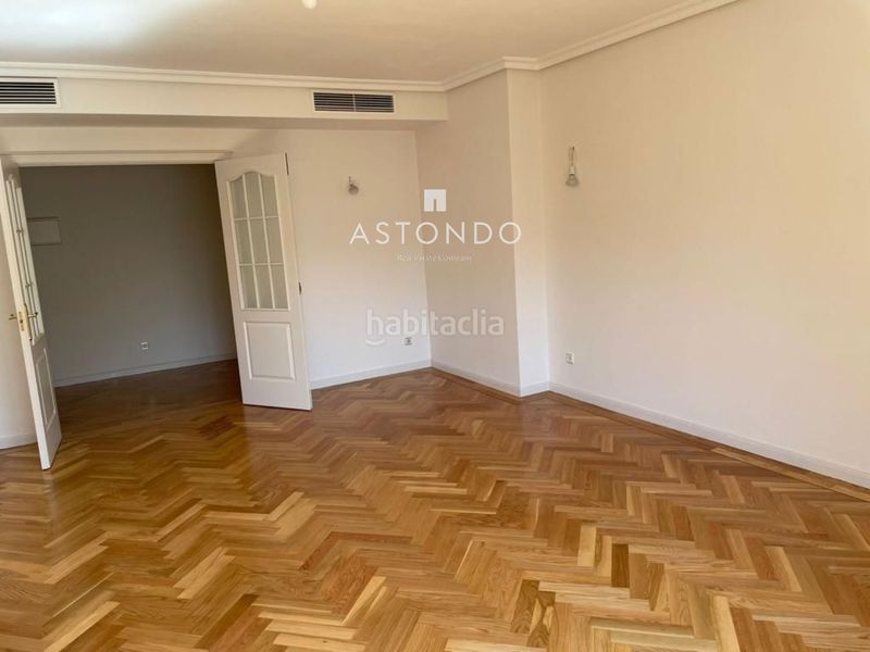 Foto 2667c59d-6ccd-4582-b8bf-6c40d343f37a. Rent flat with heating parking pool in Pinar del Rey Madrid