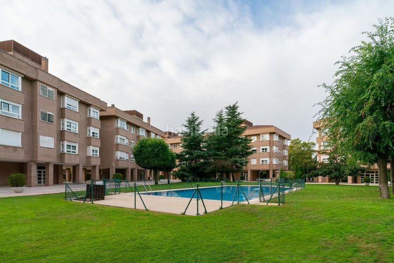 Foto 4a9ed97a-6e6f-4510-90cc-d0e00b79d030. Rent flat with heating parking pool in Pinar del Rey Madrid