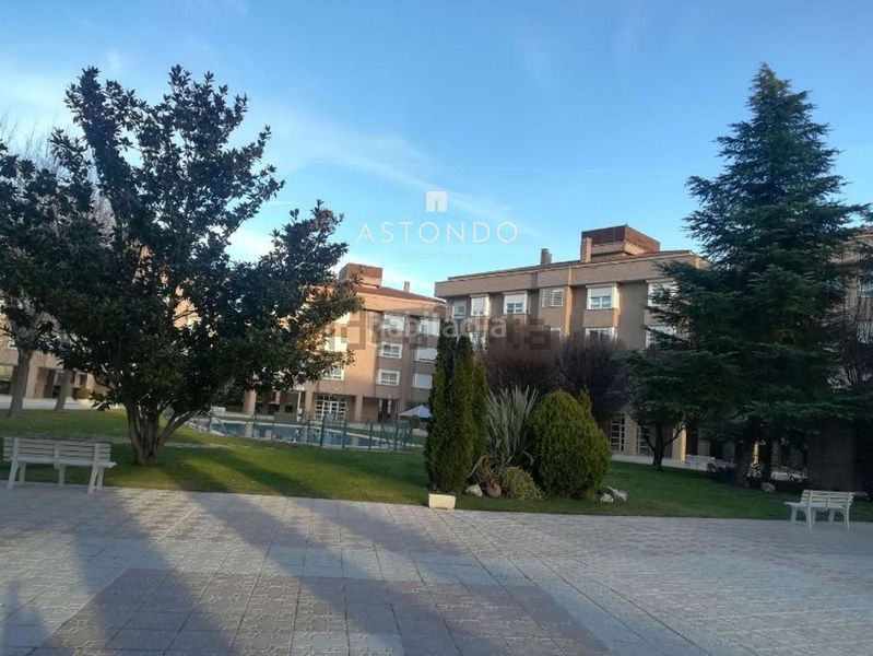 Foto 9be76989-1a6e-4eef-aa6b-98d5b08a3934. Rent flat with heating parking pool in Pinar del Rey Madrid