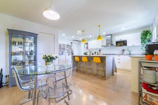 Etagenwohnung  Arturo soria. En arturo soria se vende piso con 5 habitaciones y 4 baos. con
