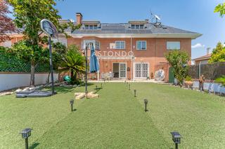 Casa adosada en Conde Orgaz - Piovera. Chalet adosado en venta con 5 dormitorios y 5 baos, placas sola