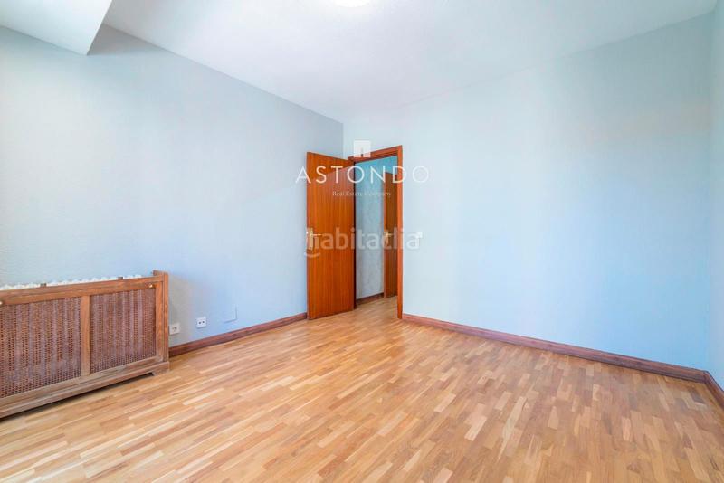 Foto 13955ffd-2b5d-4c01-96bf-f9f89827f6b8. Rent flat with heating parking in Apóstol Santiago Madrid