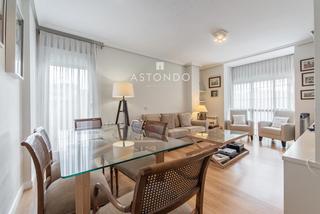 Pis a Colina. En arturo soria piso en venta, con 3 habitaciones, 2 baños y 2 p