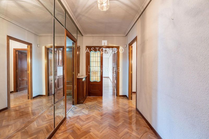 Foto 2b1dfe9a-7e38-4c58-b493-aa48b561f0a7. Pis amb calefacció aparcament piscina a Colina Madrid