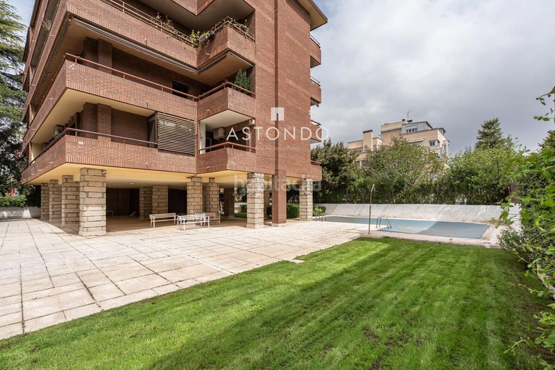 Foto d4d2aa4a-a14d-4195-a0bf-67e84a9ec617. Pis amb calefacció aparcament piscina a Colina Madrid