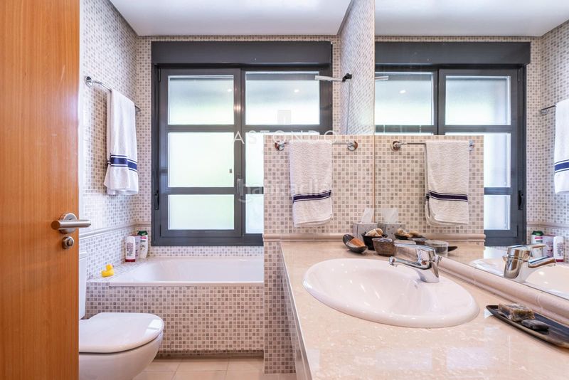 Foto 0c1a0e7f-e895-4157-83f1-ba8e50d8f1fd. Casa adossada amb calefacció aparcament piscina a Madrid