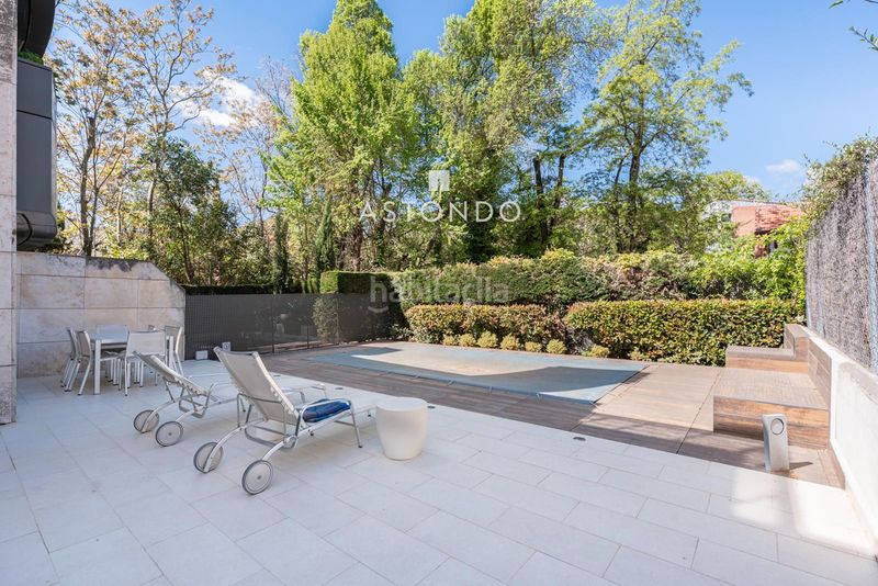 Foto b08aff1f-8dd5-4477-b8b6-68b436922861. Casa adossada amb calefacció aparcament piscina a Madrid