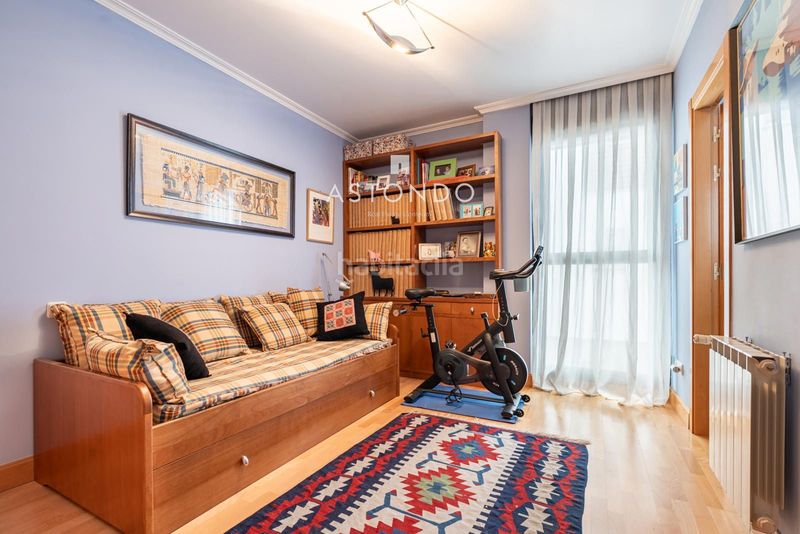 Foto cf1761b3-8590-4e3f-853e-48821fd72c18. Casa adossada amb calefacció aparcament piscina a Madrid