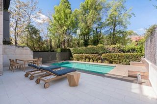 Casa adossada a Pinar del Rey. Impecable chalet en venta en arturo soria con 5 dormitorios, 5 b