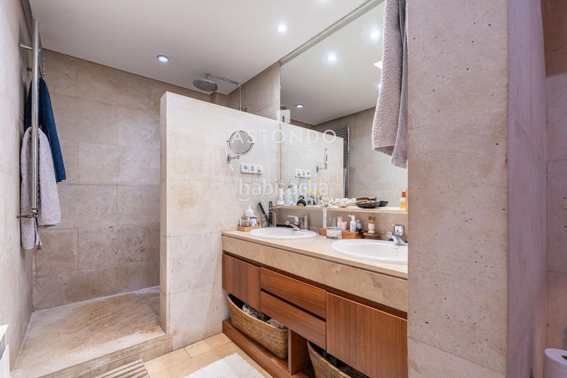 Foto 5e673341-f9fe-4856-a60d-0968393a6597. Casa adossada amb calefacció aparcament piscina a Madrid