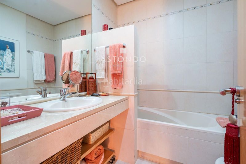 Foto c932bf2e-295b-4f51-9d6e-ff38506a72a0. Casa adossada amb calefacció aparcament piscina a Madrid