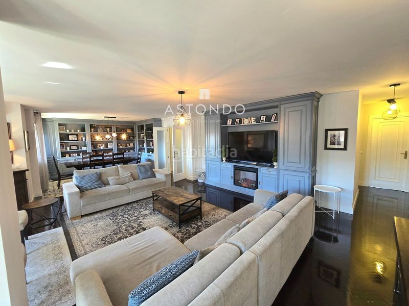 Foto 1f7fe560-2d44-419b-b561-19019ba50893. Flat with heating parking pool in San Juan Bautista Madrid