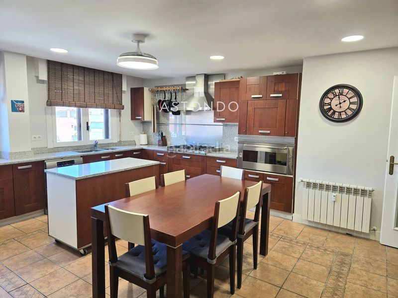 Foto ab99f72e-9b77-4315-946d-4965aa7d66d2. Flat with heating parking pool in San Juan Bautista Madrid