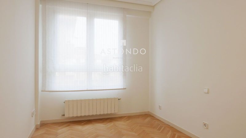 Foto 1126fb7e-86b0-4ed3-93a8-c9fbd3289c4a. Rent flat with heating parking pool in Pinar del Rey Madrid