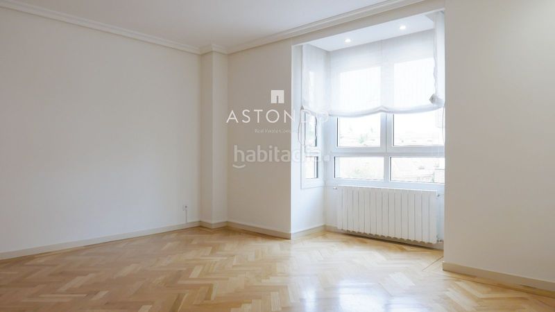 Foto 4bc51fc7-a9d3-45f7-83c9-e3c50583ce0a. Rent flat with heating parking pool in Pinar del Rey Madrid