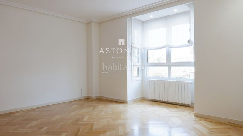Foto 89b54562-4ec3-4e00-9b81-d9a5ecac75c0. Rent flat with heating parking pool in Pinar del Rey Madrid