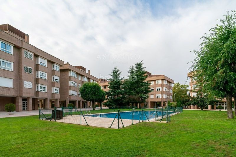 Foto b731de15-eb9b-4457-bb66-abe0409ee1a1. Rent flat with heating parking pool in Pinar del Rey Madrid