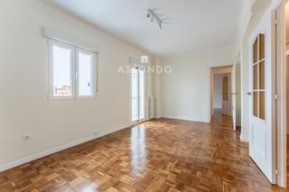 Alquiler Piso  Nieremberg. En chamartín, se alquila piso de 4 habitaciones y dos baños