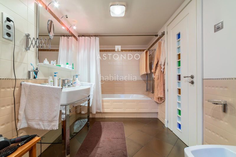 Foto 507fabdd-4625-43ee-b70d-f8954ebe2758. Casa amb calefacció aparcament piscina a Conde Orgaz - Piovera Madrid
