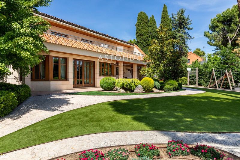 Foto 6e1e0f76-5d41-4c40-8d6c-f753a63df197. Casa amb calefacció aparcament piscina a Conde Orgaz - Piovera Madrid