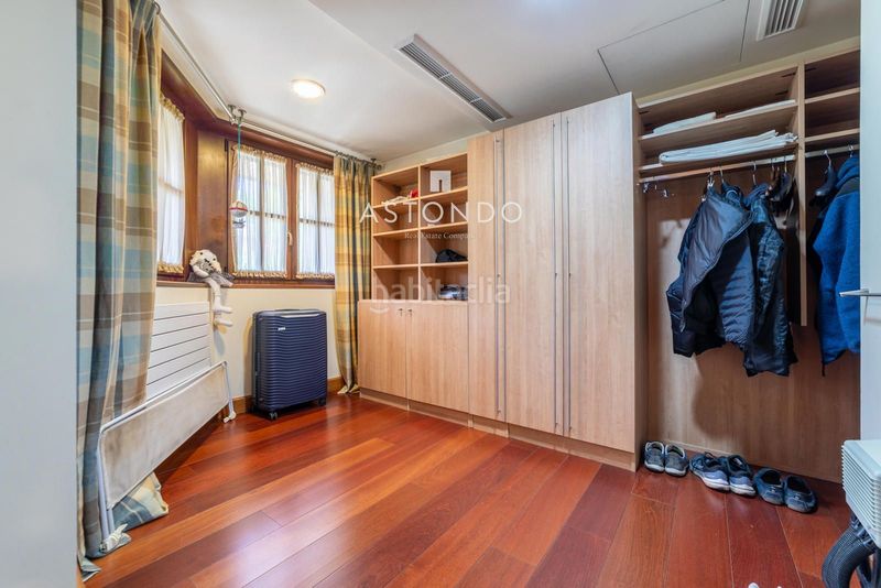 Foto 8b129656-5a12-4508-bbbd-0536a210fa0e. Casa amb calefacció aparcament piscina a Conde Orgaz - Piovera Madrid