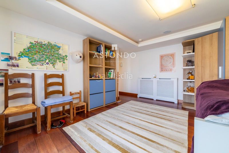 Foto f455d313-6c26-4526-ba34-203d095a2764. Casa amb calefacció aparcament piscina a Conde Orgaz - Piovera Madrid