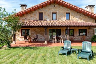 Casa a Ajo. En ajo se vende espectacular casa de más de 300 m2 con 4 habitac