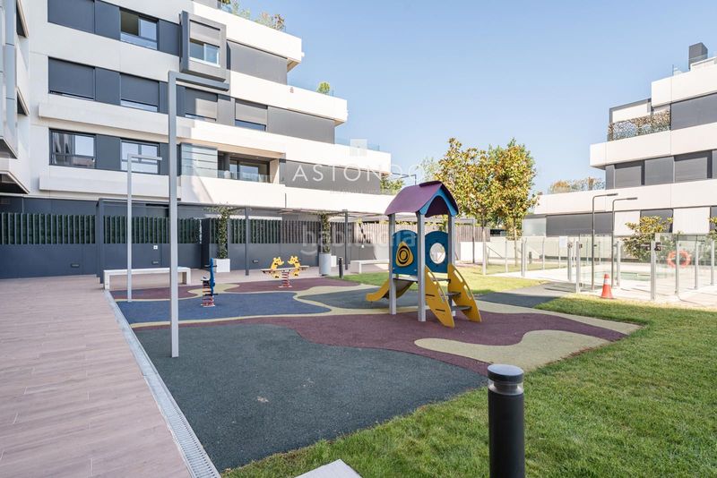 Foto 444f5331-2da2-47d6-8cff-cd03e9456653. Rent flat with heating parking pool in Palomas Madrid