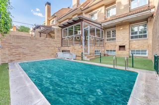 Semi detached house in Conde Orgaz - Piovera. Chalet en venta con ascensor  de 6 habitaciones 6 baños con gara