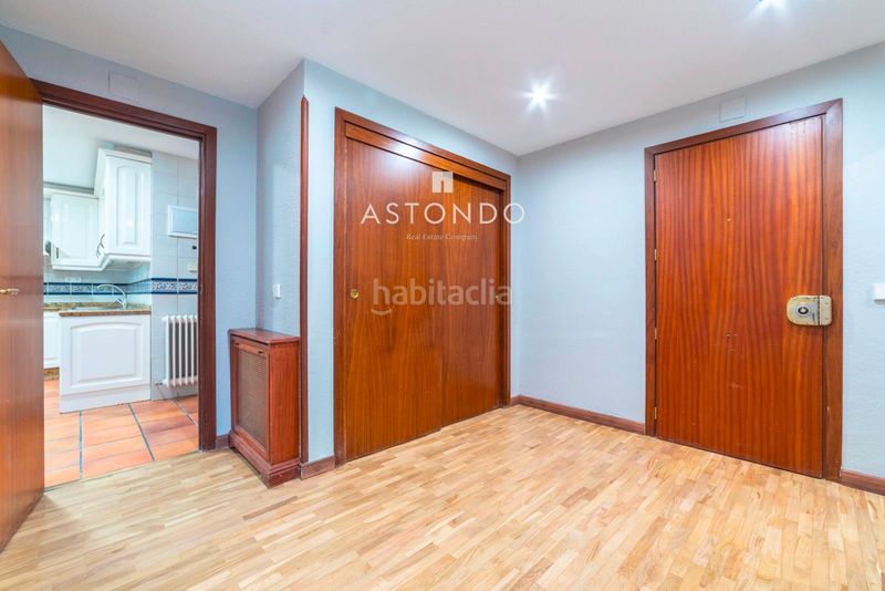 Foto c74c4135-cfd7-4396-ae56-a6c783e56975. Rent flat with heating parking in Apóstol Santiago Madrid