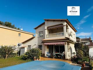 Casa en Segur de Calafell Nucli Urbà. Chalet en segur de calafell. 4 dormitorios, jardín, piscina, gar