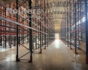 Lloguer Nau industrial a Vinyets-Molí Vell. Nave en alquiler con muelles de carga y descarga