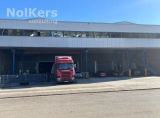 Lloguer Nau industrial a Eixample Sud - La Barceloneta. Nave en alquiler con 5 muelles de carga y descarga