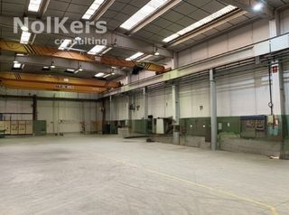 Lloguer Nau industrial a Bon Pastor. Nave en alquiler con puentes grúa en barcelona