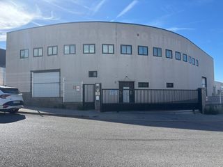 Lloguer Nau industrial a Caldes de Montbui. Nave en alquiler con patios privativos