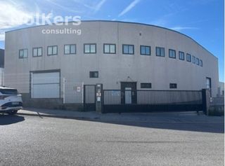 Lloguer Nau industrial a Caldes de Montbui. Nave en alquiler con patios privativos