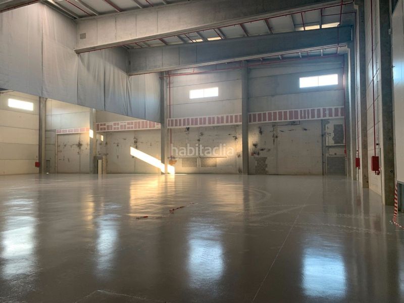 Foto d7c33abe-e5e6-4e1d-adbc-cb7a388ea327. Alquiler nave industrial nave con muelles de carga en Celrà