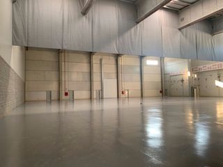 Lloguer Nau industrial a Celrà. Nave con muelles de carga