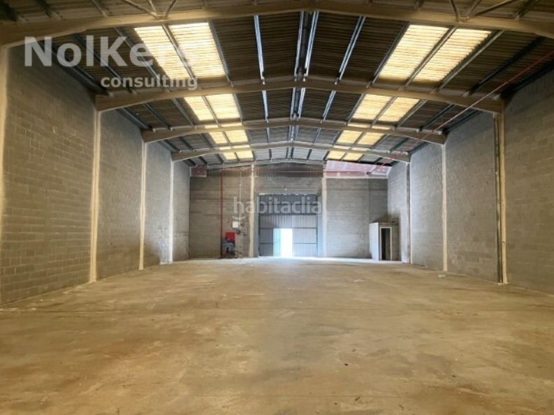 Foto d1781f95-b6e8-45b6-931a-f5e6ff245006. Location bâtiment à usage industriel dans Abrera