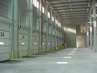 Rent Industrial building in Centre. Plataforma logística con 36 muelles de carga y descarga