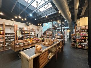 Location Local commercial  Carrer d'astúries. Local en traspaso en el barrio de gracia