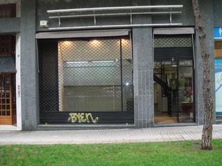 Business premise in Barri de les Corts. Local comercial con fachada acristalada en venta