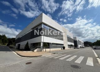 Lloguer Nau industrial a Llinars del Vallès. Nave en alquiler en llinars del vallès con 5 muelles de carga y