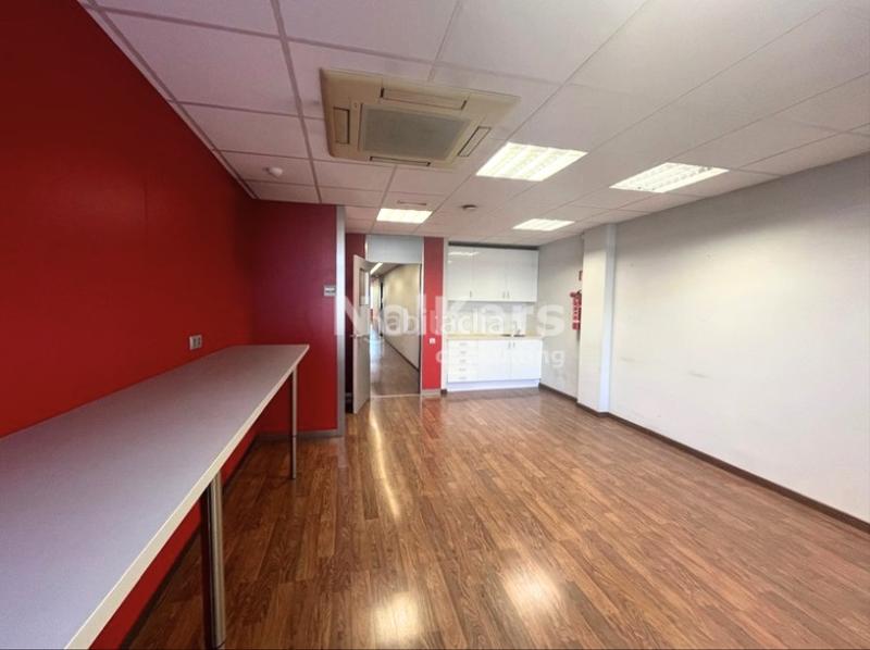 Foto ad064d5d-8038-4ba2-bd61-d71b4c76d3c2. Bureau dans La Bordeta Barcelona