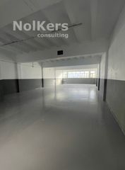 Location Bâtiment à usage industriel à Carrer níquel 30. Planta industrial con muelles de carga y montacargas
