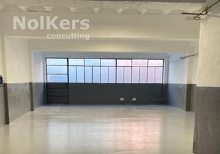 Lloguer Nau industrial a Carrer níquel 30. Planta primera con dos muelles de carga y montacargas.
